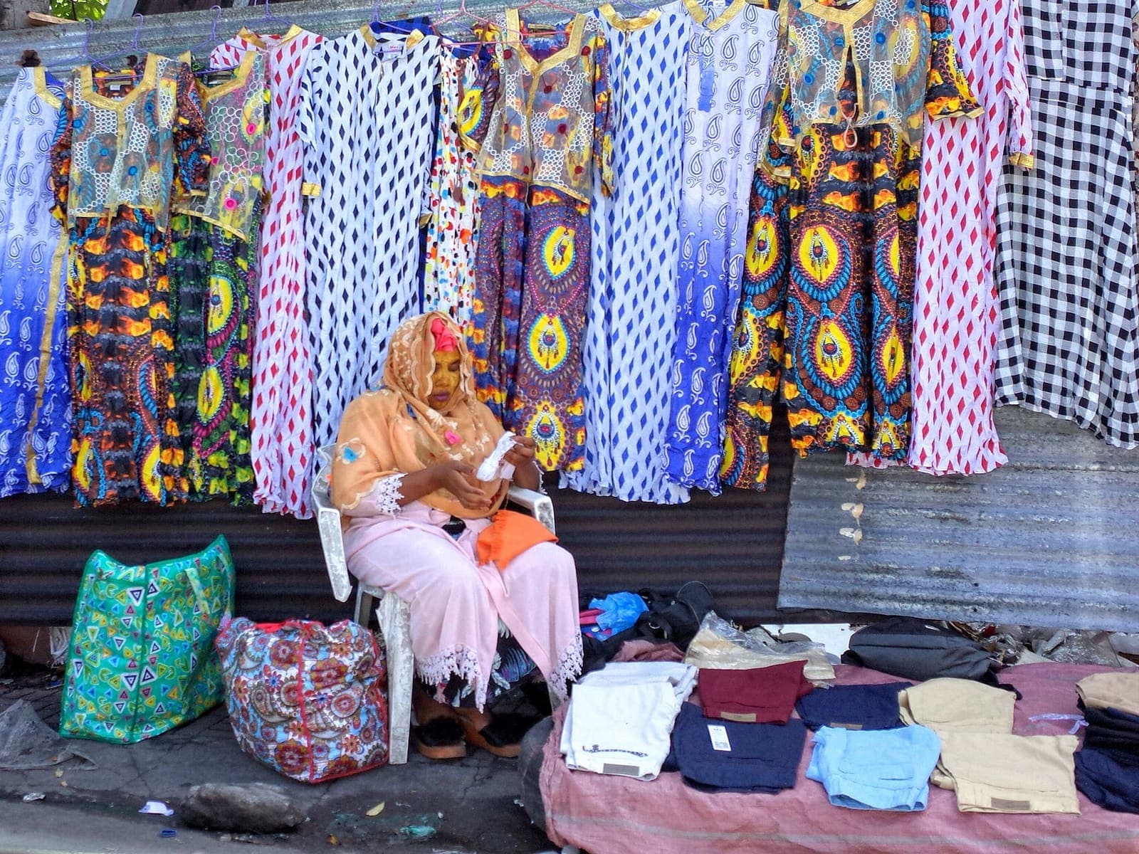 Femmes vendant des tissus colorés dans un marché aux Comores